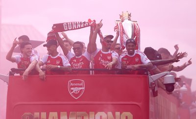 Die Spieler des FC Arsenal genießen den Trubel.