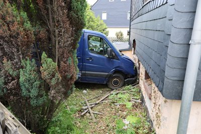 Das Fahrzeug prallte schließlich gegen eine Hauswand und kam dort zum Stehen.