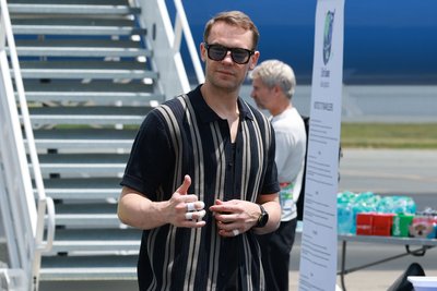 Daumen hoch fürs Comeback im DFB-Tor: Manuel Neuer vor dem Flug nach Houston. 