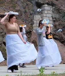 Elisabeths Hofstaat stand bei der Probe teilkostümiert mit Reifunterröcken auf der Neuwürschnitzer Waldbühne. 