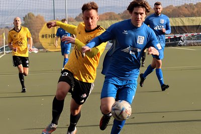 Die Landesligafußballer von Handwerk Rabenstein um Routinier Fabian Stenzel rannten wie in dieser Szene gegen den Oberligisten aus Bischofswerda oft nur hinterher und verloren am Ende deutlich mit 0:5.