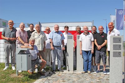 Rolf Baumann (7. v. rechts) wurde im Beisein seiner Stammtischrunde und mehrerer FSV-Verantwortlicher geehrt.