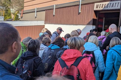 Wegen des Andrangs konnten die Wanderer zum Start nur gruppenweise ins Haus der Kowariks.