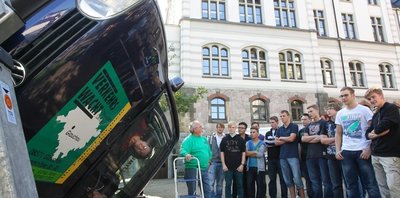 Am Überschlagsimulator testeten die Schneeberger Schüler, wie man aus einem Unfallauto an besten wieder herauskommt.