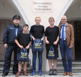 Ehrung für die kleinen Detektive: Polizeihauptmeister Steffen Grellmann mit den Schülern Dix Mastalir, Leandro Titsch und Robert Kleint (v. l.), rechts der Erste Kriminalhauptkommissar Mario Richter.