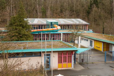Das seit Sommer 2014 geschlossene Erzgebirgsbad in Thalheim: Einst Vorzeigebad, bald Notunterkunft für Flüchtlinge? Im naheliegenden Vereinsgebäude sind auch die Asylgruppen-Helfer von Thalheim. Bürgermeister Dittmann: "Auch deshalb bietet sich das Erzgebirgsbad räumlich an."