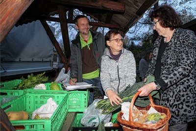 Brigitte Gallmann (rechts) schätzt das knackfrische Obst und Gemüse, das Carola Scheunert und Michael Jahn in ihren kleinen Familienbetrieben heranziehen. 