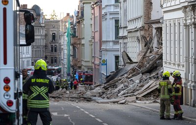 Nach dem Hauseinsturz in Görlitz geht die Suche nach Vermissten weiter.
