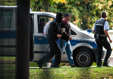 Einer der mutmaßlichen Rechtsterroristen, die in Bayern und Sachsen festgenommen wurden, erreicht den Bundesgerichtshof. Die Gruppe "Revolution Chemnitz" strebte nach aktuellen Erkenntnissen den Sturz der Bundesregierung und die Beseitigung des Rechtsstaats an.