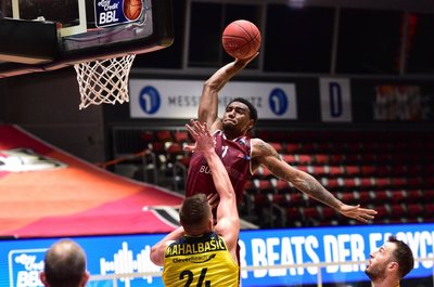 Mit spektakulären Treffern wie dem Dunk von Isiaha Mike kamen die Niners heran.