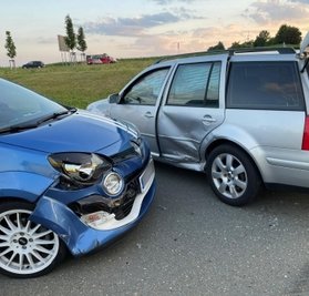 Bei dem Unfall auf dem Parkplatz des Einkaufszentrums Zschopau/Gornau wurden insgesamt vier Personen verletzt. Foto: Bernd März/B & S
