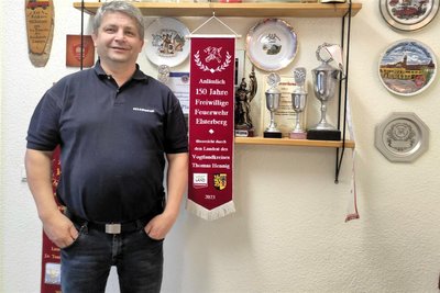 Volker Strobel trägt seit 1998 Verantwortung als Wehrleiter. In seinem Dienstzimmer befindet sich die Trophäenwand.