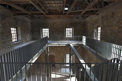 Ein Blick in das sanierte Treibehaus des Abrahamschachtes am Freiberger Schachtweg in Freiberg. Es wurde mit Stahlgerüsten ausgesteift.