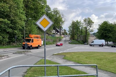 Tausende Autos fahren auf der B 101 täglich an der Ruine der Gottesackerkapelle vorbei. Die Bundesstraße verbindet unter anderem die Region Aue-Schwarzenberg mit Annaberg.