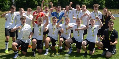 Hinten von links: Maurice Bauer, Kevin Wohlrab, Cameron Ernst, Rocky Keller, Lukas Graupner, Vincent König, Konrad Kämpfer, Lennart Andres, Johann Wolf, Lenny-Niklas Sommer und Meike Andres - Vorn von links: Aaron Facius, Nils Kühnel, Luca Schädlich, Cameron Ernst, Dominik Bär, Aaron Schneider und Trainer Tobias Hache.