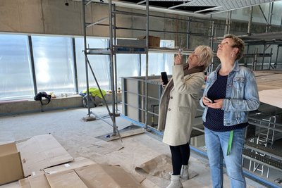 Hier werden sie künftig arbeiten: Jolanta Kaehs (l.) und Simone Berndt schauten sich auf der Baustelle der neuen Stadtbibliothek Mittweida um. Die beiden Bibliotheks-Mitarbeiterinnen freuen sich auf mehr Platz und vielleicht auch mehr Leser, als am alten Standort am Pfarrberg, wie sie sagen. "Vielleicht kommen ja auch mehr Studenten", so Simone Berndt.