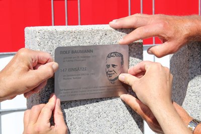 Die Plakette für Rolf Baumann wird am Legenden-Eck vor der GGZ Arena angebracht.