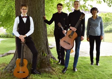 Marko Dorotsky, Theodor Dorotsky und Jaron Rittmeister (v. l.), hier mit ihrer Gitarrenlehrerin Martina Bunk, erspielten sich vordere Plätze im Bundeswettbewerb "Jugend musiziert". 