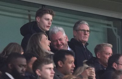 Der britische Premierminister Keir Starmer (r) ist selbst Arsenal-Fan. (Archivbild)