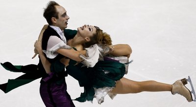 Nelli Zhiganschina und Alexander Gazsi bei ihrem Glanzauftritt als Zombies in der Saison 2012/13. Das Duo schlüpfte jedes Jahr in andere Rollen, was besonders die Fans in aller Welt begeistert honorierten.