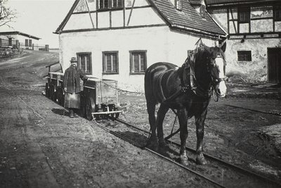 Eine Pferdebahn auf Schienen brachte einst, im Bild 1910, das Erz aus dem Turmhofschacht und dem Davidschacht zur Aufbereitung zur Scheidebank des Abrahamschachtes.
