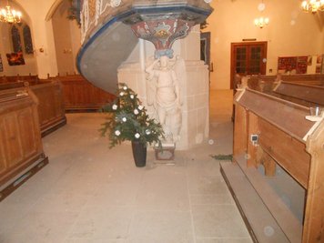 Eine dünne Pulverschicht bedeckt den Innenraum der Johanniskirche.
