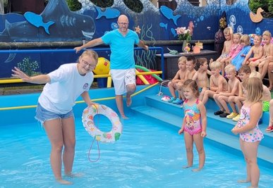 Rettungsschwimmerin Marie Pauline Klaer von der Wasserwacht Koberbachtalsperre bei der Ausbildung der "Mini-Retter" Emely und Lucy im Pool der Kindertagesstätte "Schöne Aussicht" Werdau.
