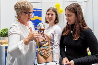 Annett Levin (l.) von den VBFA-Berufsfachschulen für Altenpflege und Pflegehilfe in Annaberg-Buchholz informiert Anna Janssen (13/M.) aus Steinbach und Marta Böttger (13) aus Neugrumbach.
