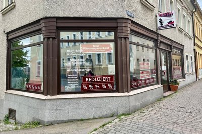 Ein Laden für Herren-, einer für Damenmode - in beiden läuft der Ausverkauf bis Juli.