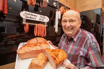 Friedhelm Schmidt ist seit 50 Jahren Fleischermeister. Obwohl längst im Rentenalter, mischt er nach wie vor im Plauener Familienbetrieb mit. 