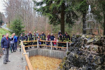 Nach einer Sanierung im Auftrag des Vereins Chronistenstammtisch Rittersgrün plätschert der Wettinbrunnen in Ehrenzipfel wieder. 