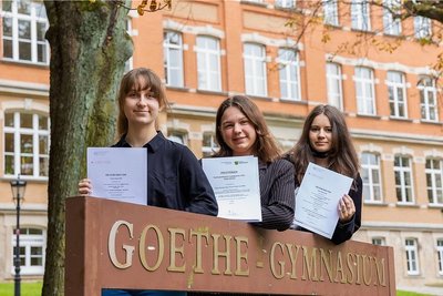So sehen Siegerinnen aus: Maja Klinder (15) und Silvana Flechsing (15), beide Klassenstufe zehn, sowie die Neuntklässlerin Lina Müller (14) haben den Bundeswettbewerb der Fremdsprachen 2021 in der Kategorie Team Schule auf Landesebene gewonnen.
