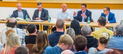 DGB-Kreisvorstand Andreas Bernhardt (Bildmitte) moderierte das Wahlforum, alle vier Kandidaten (von links: Bernd Birkigt, Frank Czyba, Ronny Weigert und Thomas Lein) standen ihm und den Besuchern Rede und Antwort. 