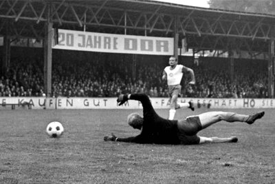 Das Archivfoto zeigt Torhüter Rolf Baumann bei einem Spiel im August 1968 auf der Südkampfbahn in Zwickau.