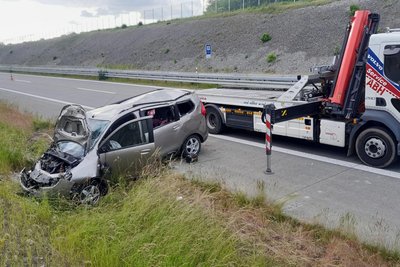 Der Dacia nach dem Überschlag. Die beiden Insassen – ein Frau (33) und ein neun Monate altes Kind – erlitten zum Glück nur leichte Verletzungen.