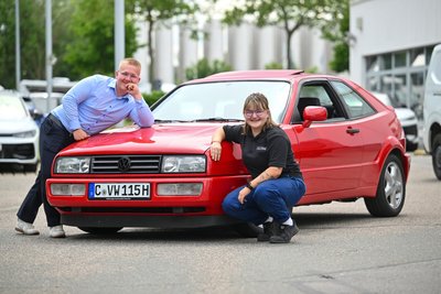 VW Chemnitz hat beim Azubi-Projekt einen VW Corrado aufarbeiten lassen. Im Bild: Sarah-Josephine Steinert und Luca Döhring.