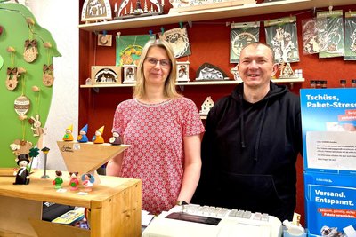 Mandy Ihle und Reiner Schlesier führen das Fachgeschäft „Elektro Geschenke Spielzeug“ am Markt in Frauenstein. Foto: Siiri Klose