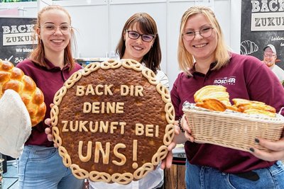 Mehr als 100 ausbildende Unternehmen und Einrichtungen - hier Mitarbeiterinnen der Bäckerei & Konditorei Roscher - nutzten die Ausbildungsmesse Makerz in Annaberg-Buchholz, um für ihren Berufszweig zu werben und mit künftigen Fachkräften ins Gespräch zu kommen.