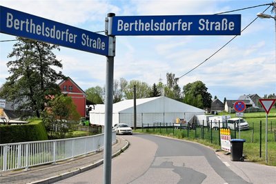 Das große Festzelt an der Berthelsdorfer Straße steht schon seit Mittwoch.