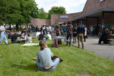 Gute Stimmung zum ersten Thema. Die Dresdener Band "Banda Communale" spielt.