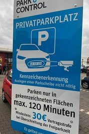 Mit dem Schild wird über die Überwachung des Parkplatzes informiert.