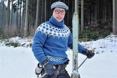 Marc-Gregor Storch mit einer Skiausrüstung aus den 1950er-Jahren.