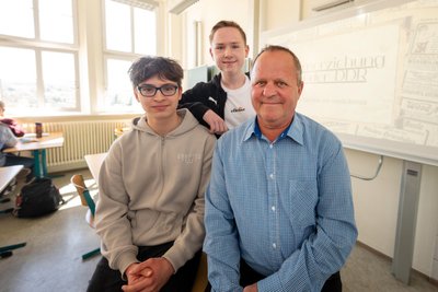 Die Schüler Toni Dietz (links), Yannik Schmidt und Zeitzeuge Erik Schweigert.