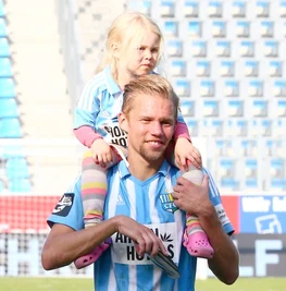 Nach dem 3:0-Sieg gegen den VfL Osnabrück feierte Dennis Grote mit Tochter Lia auf den Schultern. Lia ist die große Schwester von Nela, die vor sechs Wochen, am 16. August, das Licht der Welt erblickte.