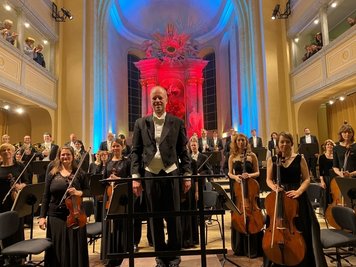 Rund 230 Besucherinnen und Besucher haben das letzte Sinfoniekonzert von Generalmusikdirektor Jörg Pitschmann am Donnerstagabend in der Freiberger Nikolaikirche erlebt.
