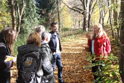 Gespannt lauschten die Teilnehmer den vielen Informationen von Katrin Dechant (r.) rund um essbare Wildpflanzen.
