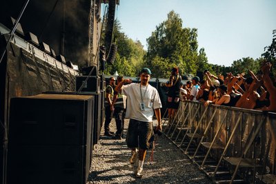 Besonders anstrengend sind die heißen Sommertage während der Festivals, neben der Kameratasche ist eine Wasserflasche zwingende Ausrüstung.