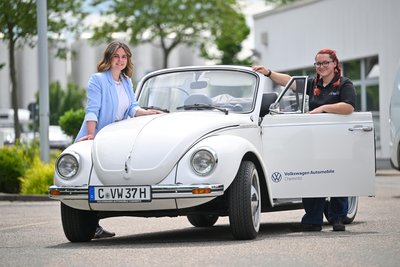 Laura Töpfer (r.) und Co-Pilotin Alexandra Patzer wollen das Cabrio beim zweiten Versuch bis ins Ziel bringen.