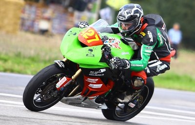 Nach vorn gefahren: Rico Vetter hat auf seiner Kawasaki beim Frohburger Dreieckrennen die Plätze 2, 5 und 7 belegt. 