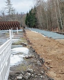An den Gleisen am alten Bahnhof Oberschmiedeberg soll bis 2024 gebaut werden.